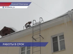 ГЖИ проверила ход работ очистки крыш домов на улице Июльских Дней